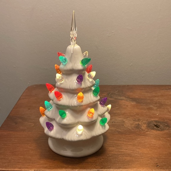 NWT 9”- White- LED Light Up Ceramic Christmas Tree 🎄 Decoration w/ 30 Bulbs - Picture 10 of 17